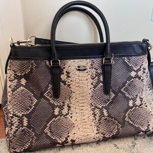 Authentic Coach 35888 patient leather snake skin-like shoulder Bag